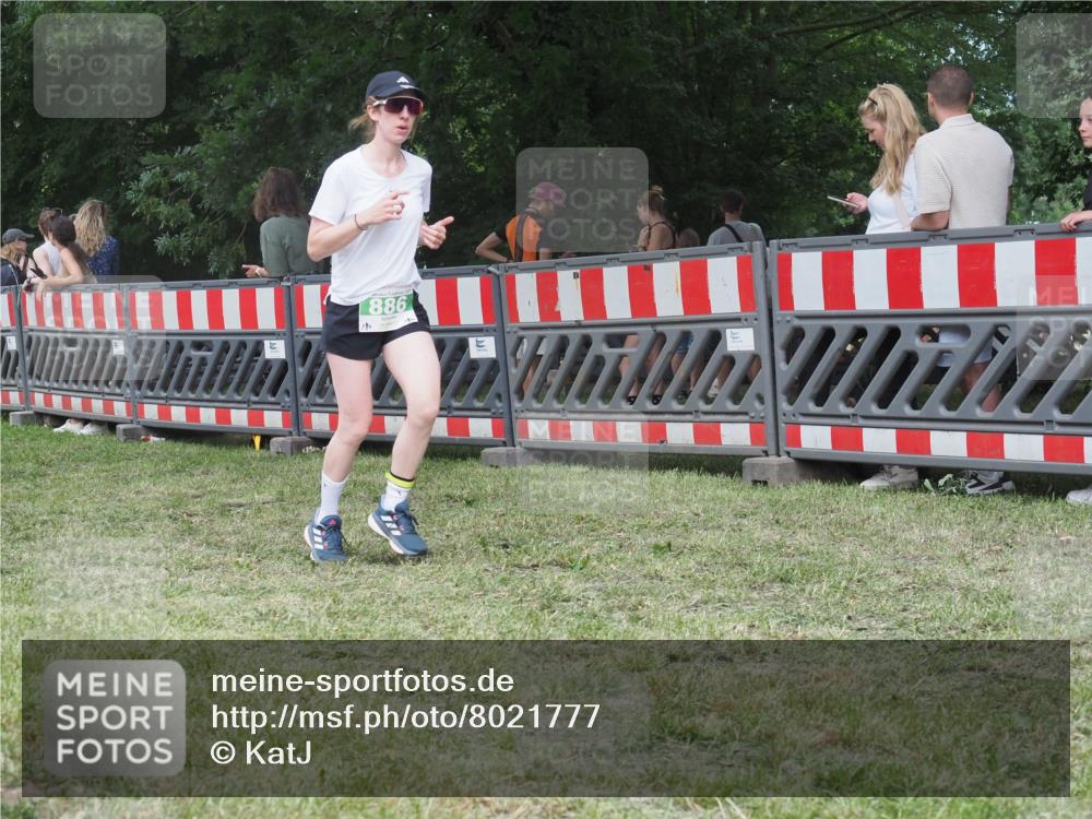 21.06.2025 - 27. Vierlanden-Triathlon KatJ http://msf.ph/oto/8021777 15.06.2025 13:20:56 Ziel 236 meine-sportfotos.de