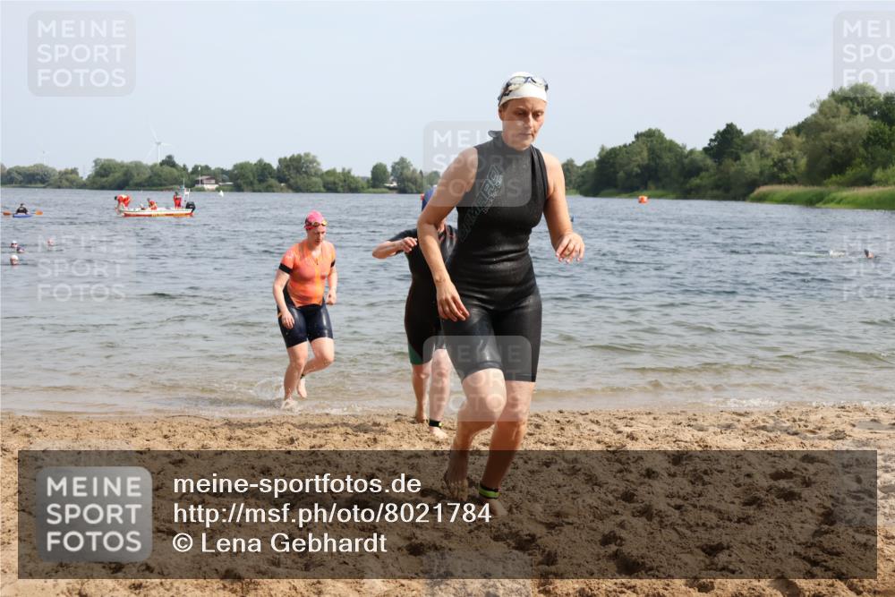 15.06.2025 - 27. Vierlanden-Triathlon Lena Gebhardt http://msf.ph/oto/8021784 15.06.2025 10:19:07 Schwimmen 478, 498, 543, 558 meine-sportfotos.de