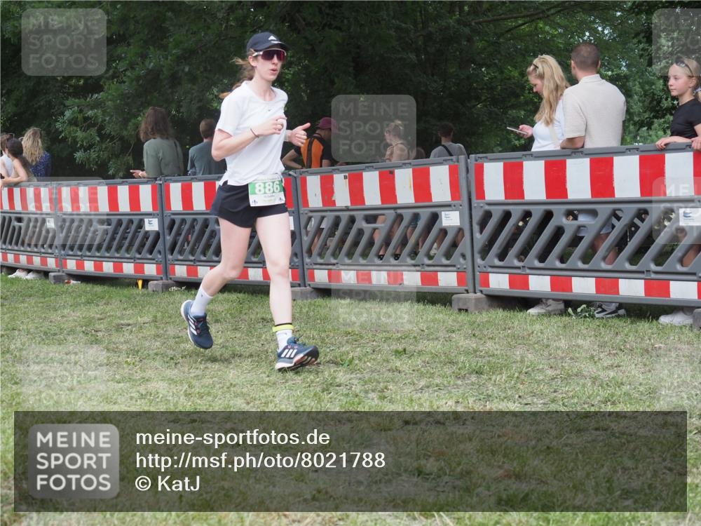 21.06.2025 - 27. Vierlanden-Triathlon KatJ http://msf.ph/oto/8021788 15.06.2025 13:20:56 Ziel 236 meine-sportfotos.de