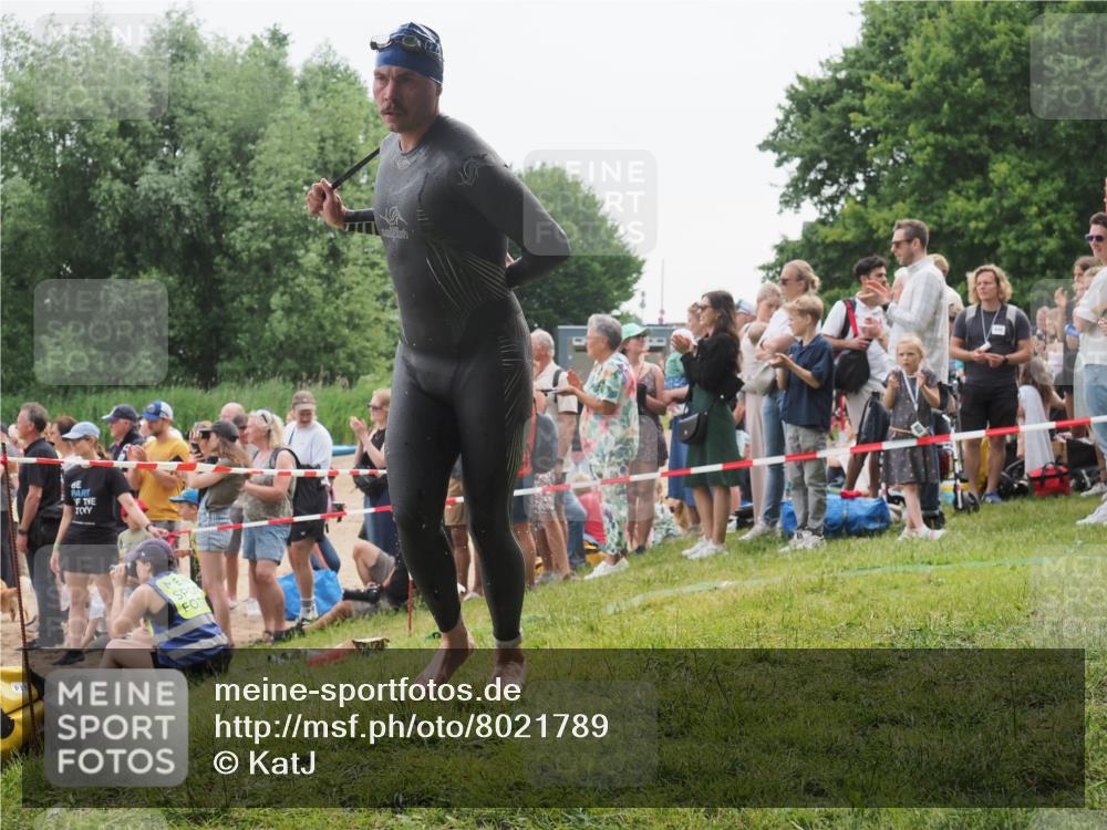 15.06.2025 - 27. Vierlanden-Triathlon KatJ http://msf.ph/oto/8021789 15.06.2025 10:53:53 Schwimmen 650, 726 meine-sportfotos.de