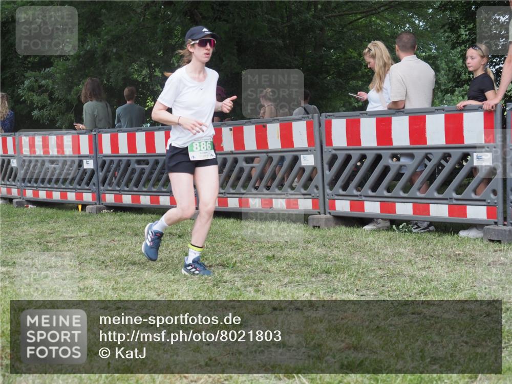 21.06.2025 - 27. Vierlanden-Triathlon KatJ http://msf.ph/oto/8021803 15.06.2025 13:20:56 Ziel 236 meine-sportfotos.de