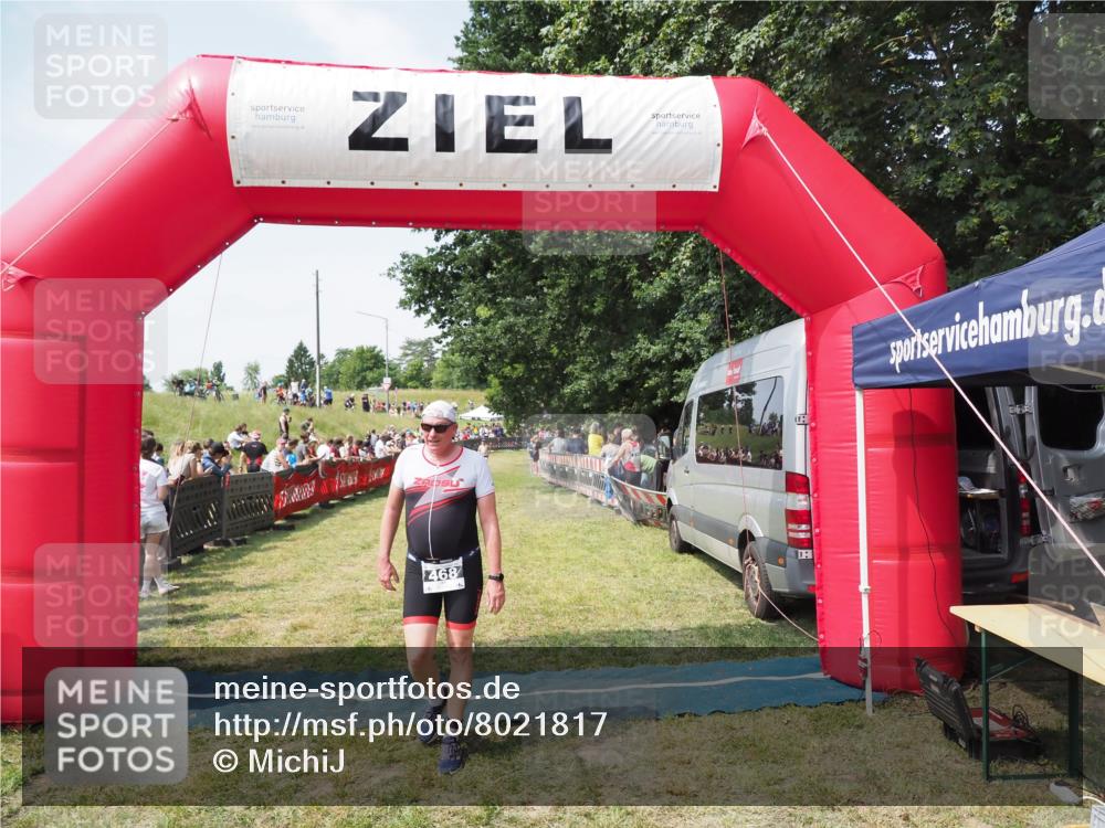 21.06.2025 - 27. Vierlanden-Triathlon MichiJ http://msf.ph/oto/8021817 15.06.2026 11:36:59 Ziel 468, 555 meine-sportfotos.de
