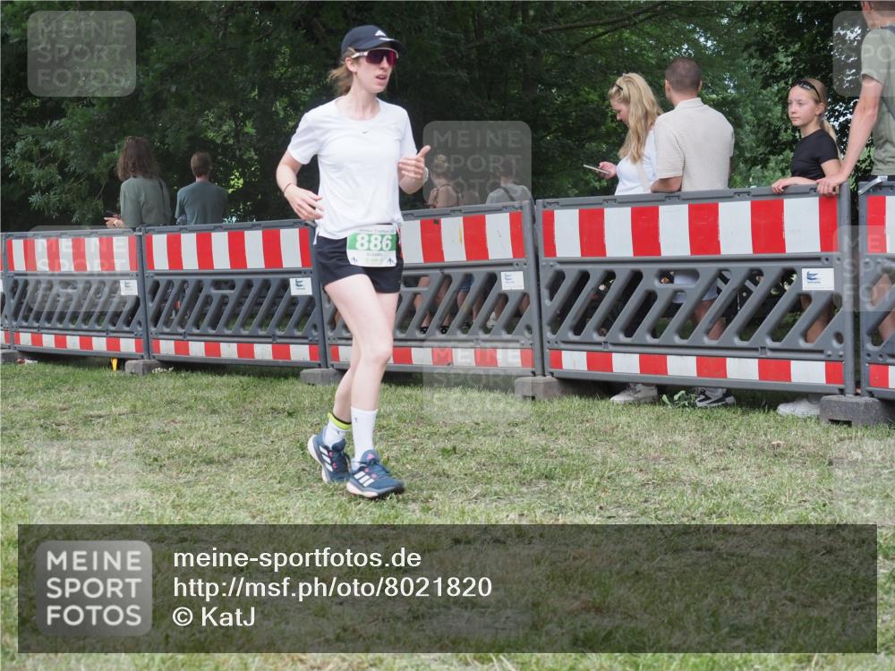 21.06.2025 - 27. Vierlanden-Triathlon KatJ http://msf.ph/oto/8021820 15.06.2025 13:20:56 Ziel 236 meine-sportfotos.de