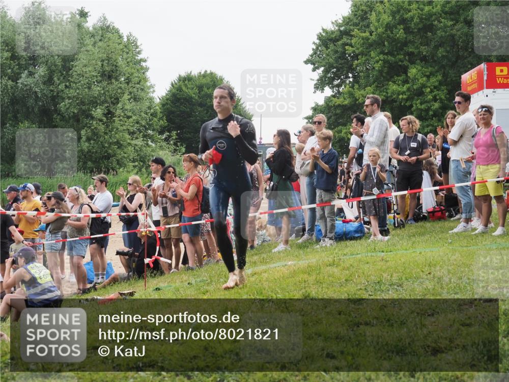 15.06.2025 - 27. Vierlanden-Triathlon KatJ http://msf.ph/oto/8021821 15.06.2025 10:53:56 Schwimmen 650, 726, 757 meine-sportfotos.de