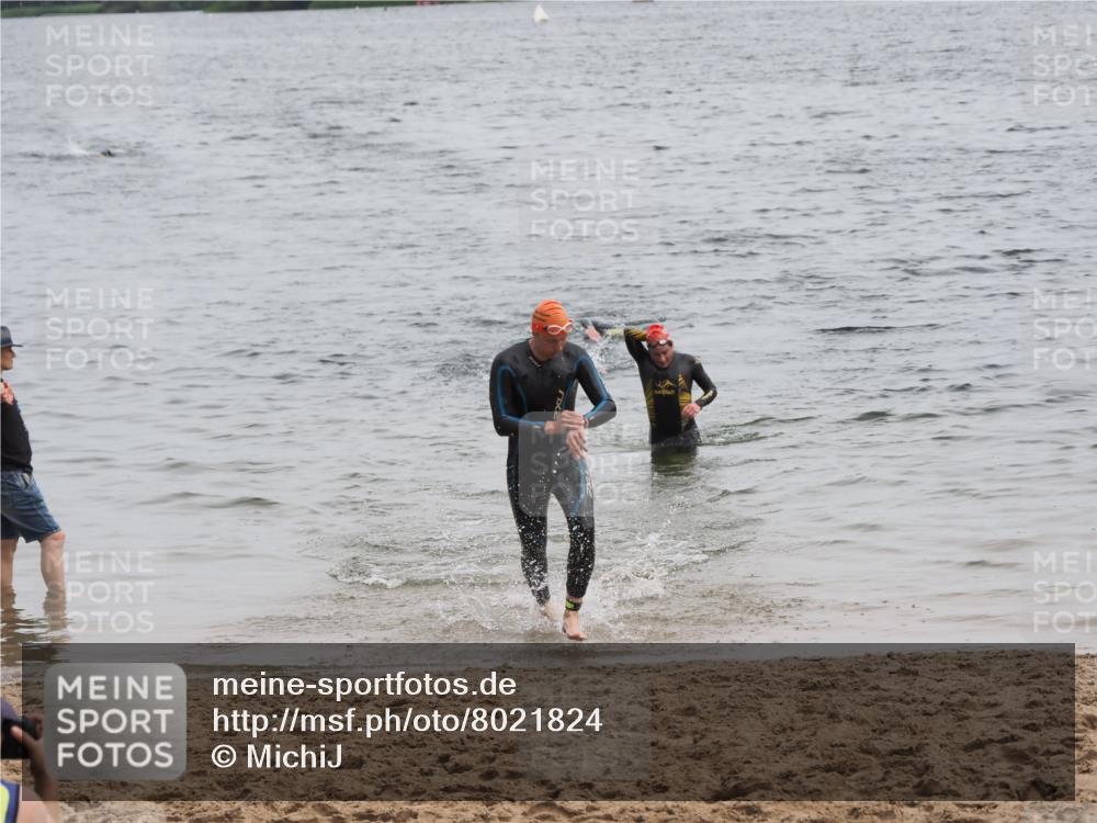 21.06.2025 - 27. Vierlanden-Triathlon MichiJ http://msf.ph/oto/8021824 15.06.2026 10:52:10 Schwimmen 652, 693 meine-sportfotos.de