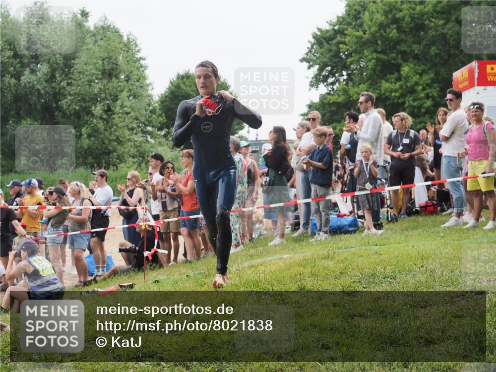 15.06.2025 - 27. Vierlanden-Triathlon KatJ http://msf.ph/oto/8021838 15.06.2025 10:53:57 Schwimmen 650, 726, 757 meine-sportfotos.de