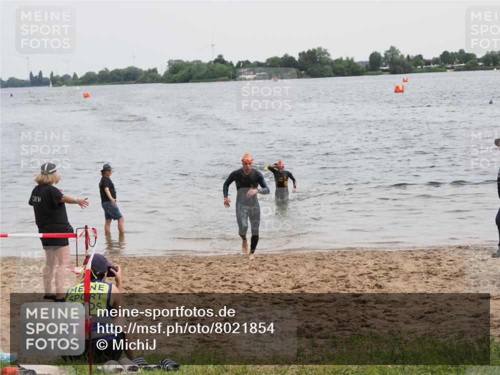 21.06.2025 - 27. Vierlanden-Triathlon MichiJ http://msf.ph/oto/8021854 15.06.2026 10:52:10 Schwimmen 652, 693 meine-sportfotos.de