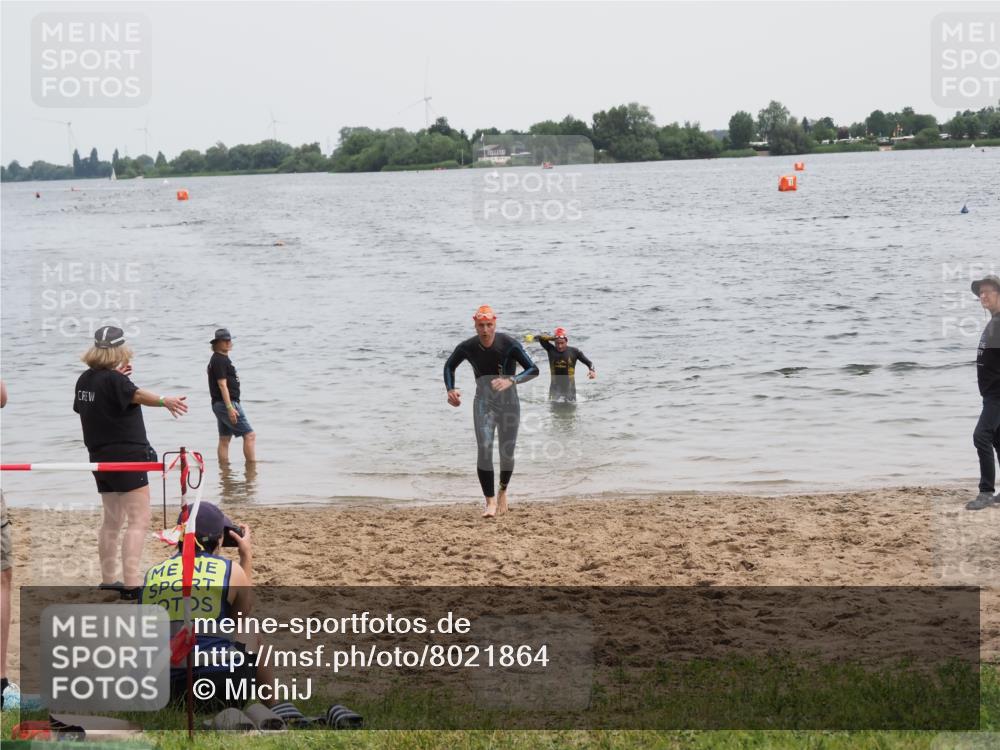 21.06.2025 - 27. Vierlanden-Triathlon MichiJ http://msf.ph/oto/8021864 15.06.2026 10:52:11 Schwimmen 652, 693 meine-sportfotos.de