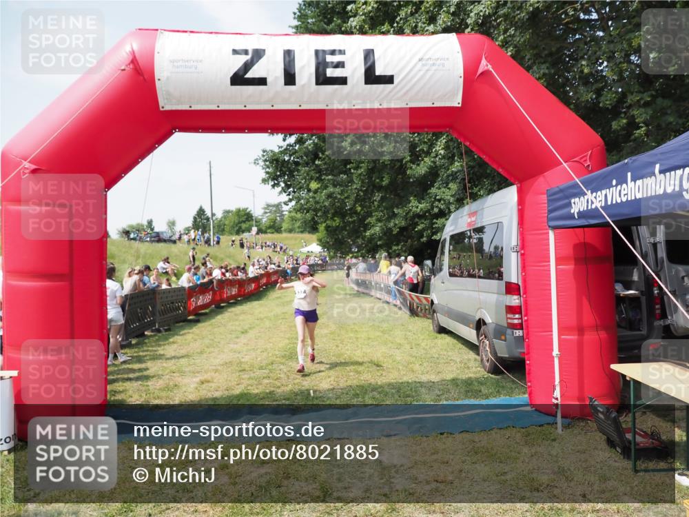 21.06.2025 - 27. Vierlanden-Triathlon MichiJ http://msf.ph/oto/8021885 15.06.2026 11:37:06 Ziel 537 meine-sportfotos.de