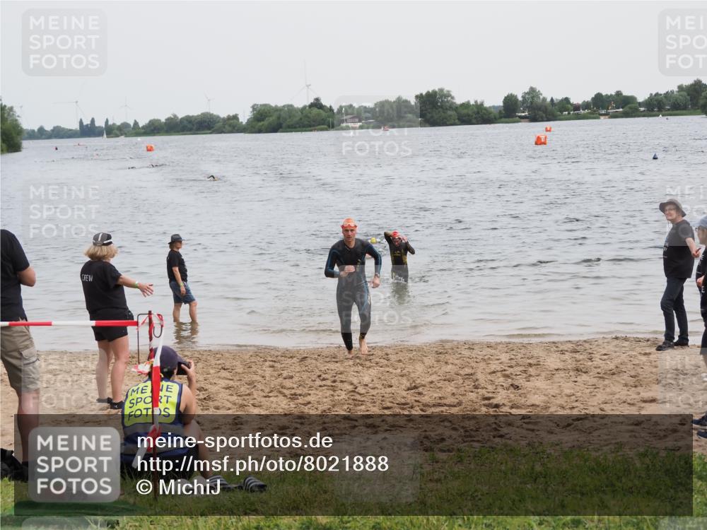21.06.2025 - 27. Vierlanden-Triathlon MichiJ http://msf.ph/oto/8021888 15.06.2026 10:52:11 Schwimmen 652, 693 meine-sportfotos.de