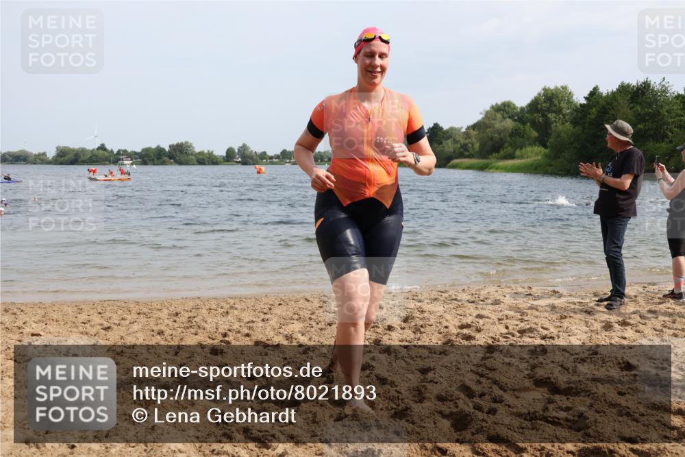 15.06.2025 - 27. Vierlanden-Triathlon Lena Gebhardt http://msf.ph/oto/8021893 15.06.2025 10:19:11 Schwimmen 474, 478, 498, 543, 558 meine-sportfotos.de