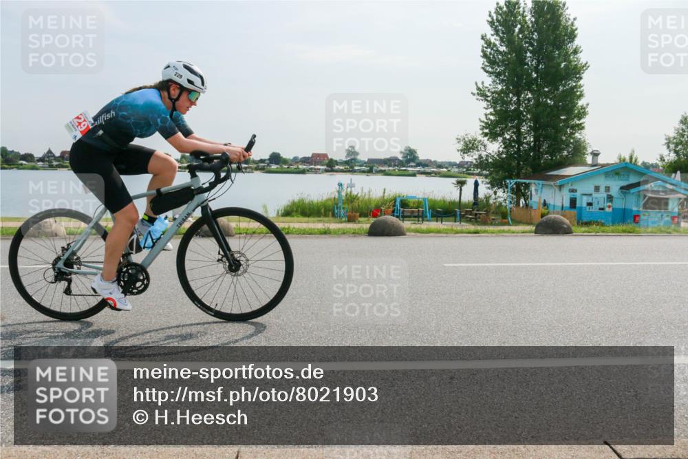15.06.2025 - 27. Vierlanden-Triathlon H.Heesch http://msf.ph/oto/8021903 15.06.2025 09:55:57 Radfahren 198, 229 meine-sportfotos.de
