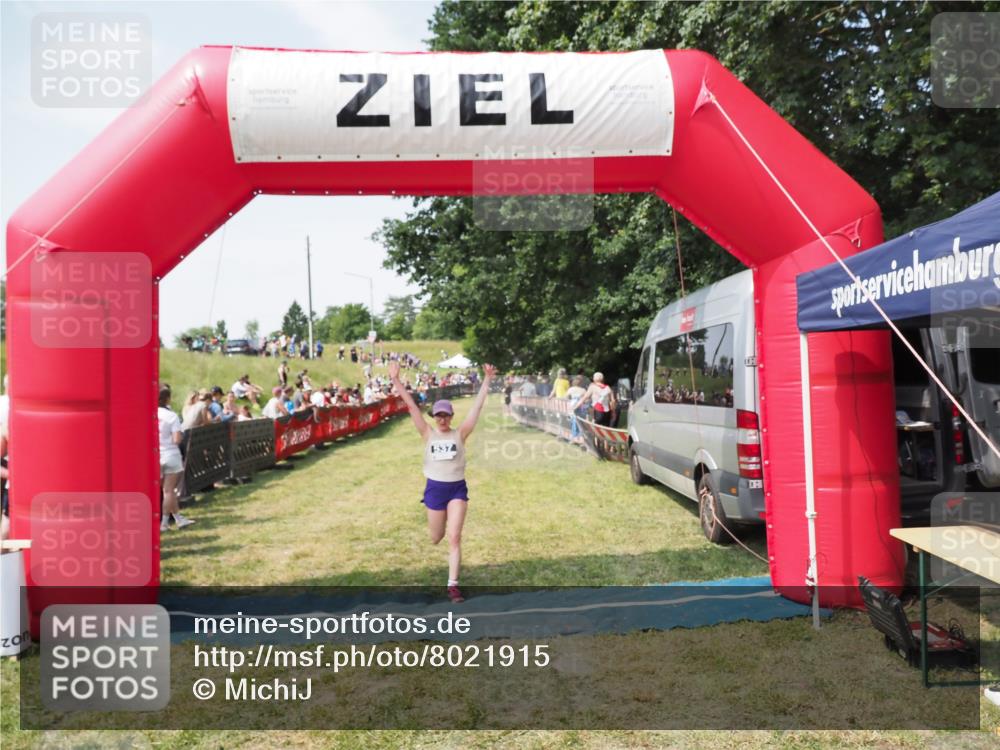 21.06.2025 - 27. Vierlanden-Triathlon MichiJ http://msf.ph/oto/8021915 15.06.2026 11:37:06 Ziel 537 meine-sportfotos.de