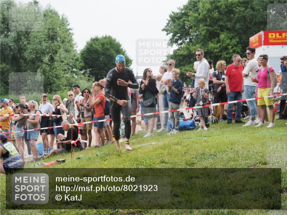 15.06.2025 - 27. Vierlanden-Triathlon KatJ http://msf.ph/oto/8021923 15.06.2025 10:54:02 Schwimmen 650, 757 meine-sportfotos.de