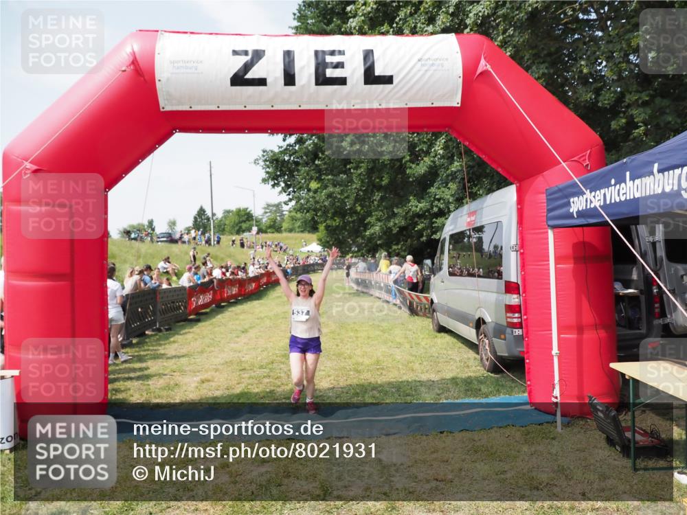 21.06.2025 - 27. Vierlanden-Triathlon MichiJ http://msf.ph/oto/8021931 15.06.2026 11:37:06 Ziel 537 meine-sportfotos.de