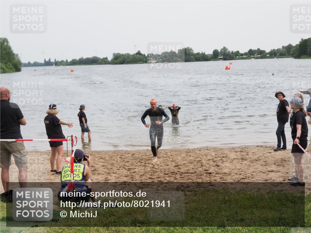 21.06.2025 - 27. Vierlanden-Triathlon MichiJ http://msf.ph/oto/8021941 15.06.2026 10:52:11 Schwimmen 652, 693 meine-sportfotos.de