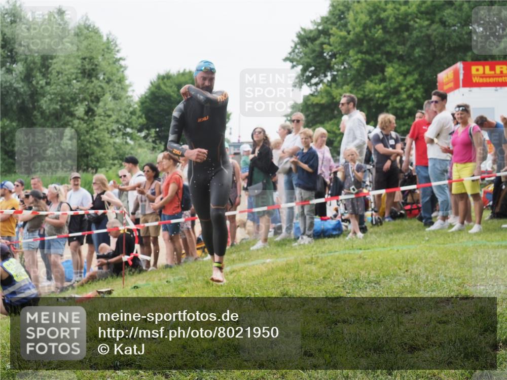15.06.2025 - 27. Vierlanden-Triathlon KatJ http://msf.ph/oto/8021950 15.06.2025 10:54:03 Schwimmen 650, 757 meine-sportfotos.de