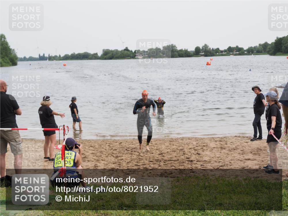 21.06.2025 - 27. Vierlanden-Triathlon MichiJ http://msf.ph/oto/8021952 15.06.2026 10:52:12 Schwimmen 652, 693 meine-sportfotos.de