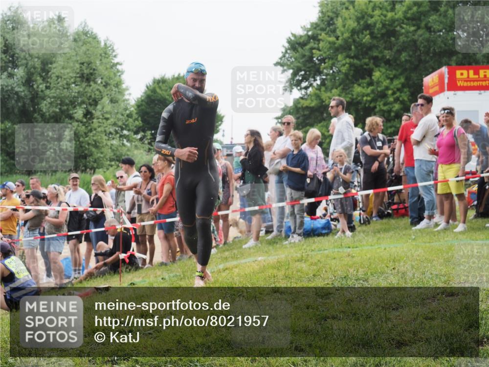 15.06.2025 - 27. Vierlanden-Triathlon KatJ http://msf.ph/oto/8021957 15.06.2025 10:54:03 Schwimmen 650, 757 meine-sportfotos.de