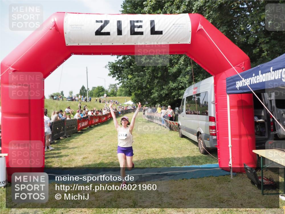 21.06.2025 - 27. Vierlanden-Triathlon MichiJ http://msf.ph/oto/8021960 15.06.2026 11:37:07 Ziel 537 meine-sportfotos.de