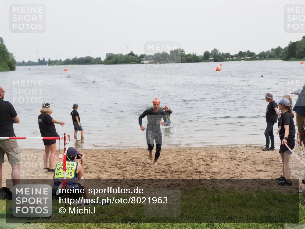 21.06.2025 - 27. Vierlanden-Triathlon MichiJ http://msf.ph/oto/8021963 15.06.2026 10:52:12 Schwimmen 652, 693 meine-sportfotos.de