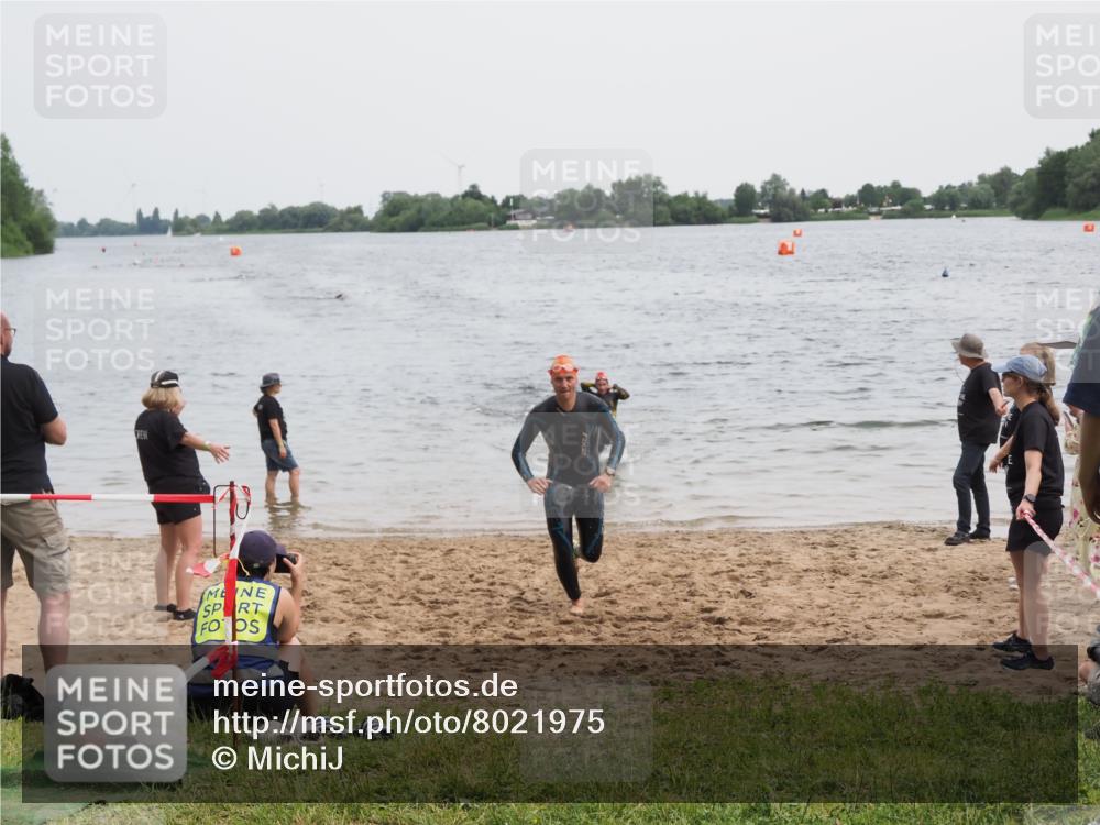 21.06.2025 - 27. Vierlanden-Triathlon MichiJ http://msf.ph/oto/8021975 15.06.2026 10:52:12 Schwimmen 652, 693 meine-sportfotos.de