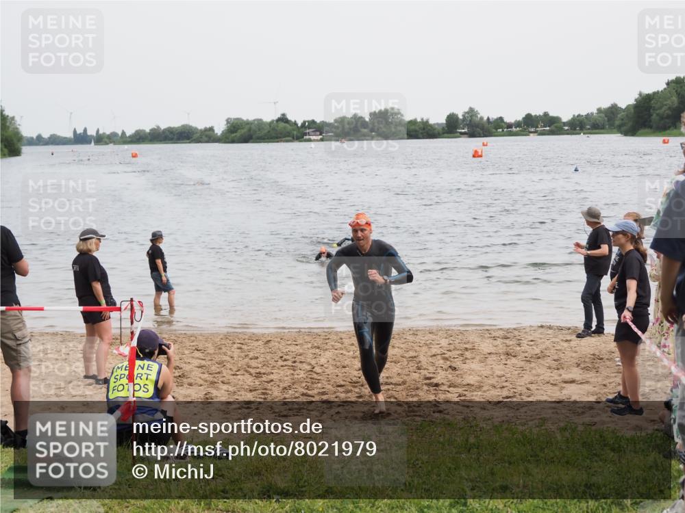 21.06.2025 - 27. Vierlanden-Triathlon MichiJ http://msf.ph/oto/8021979 15.06.2026 10:52:13 Schwimmen 652, 693 meine-sportfotos.de