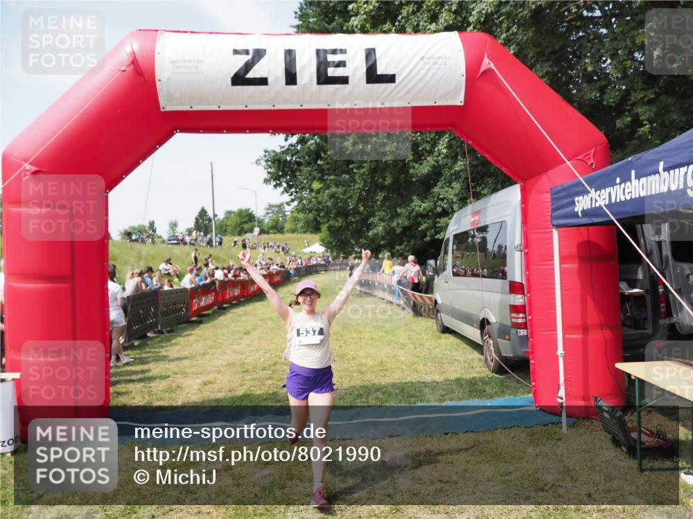 21.06.2025 - 27. Vierlanden-Triathlon MichiJ http://msf.ph/oto/8021990 15.06.2026 11:37:07 Ziel 537 meine-sportfotos.de
