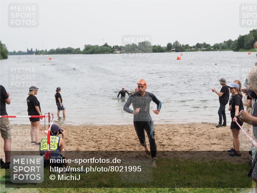 21.06.2025 - 27. Vierlanden-Triathlon MichiJ http://msf.ph/oto/8021995 15.06.2026 10:52:13 Schwimmen 652, 693 meine-sportfotos.de
