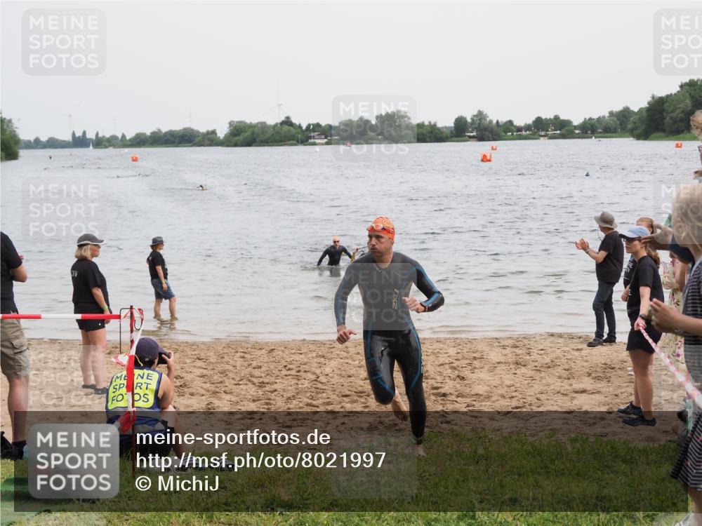21.06.2025 - 27. Vierlanden-Triathlon MichiJ http://msf.ph/oto/8021997 15.06.2026 10:52:13 Schwimmen 652, 693 meine-sportfotos.de