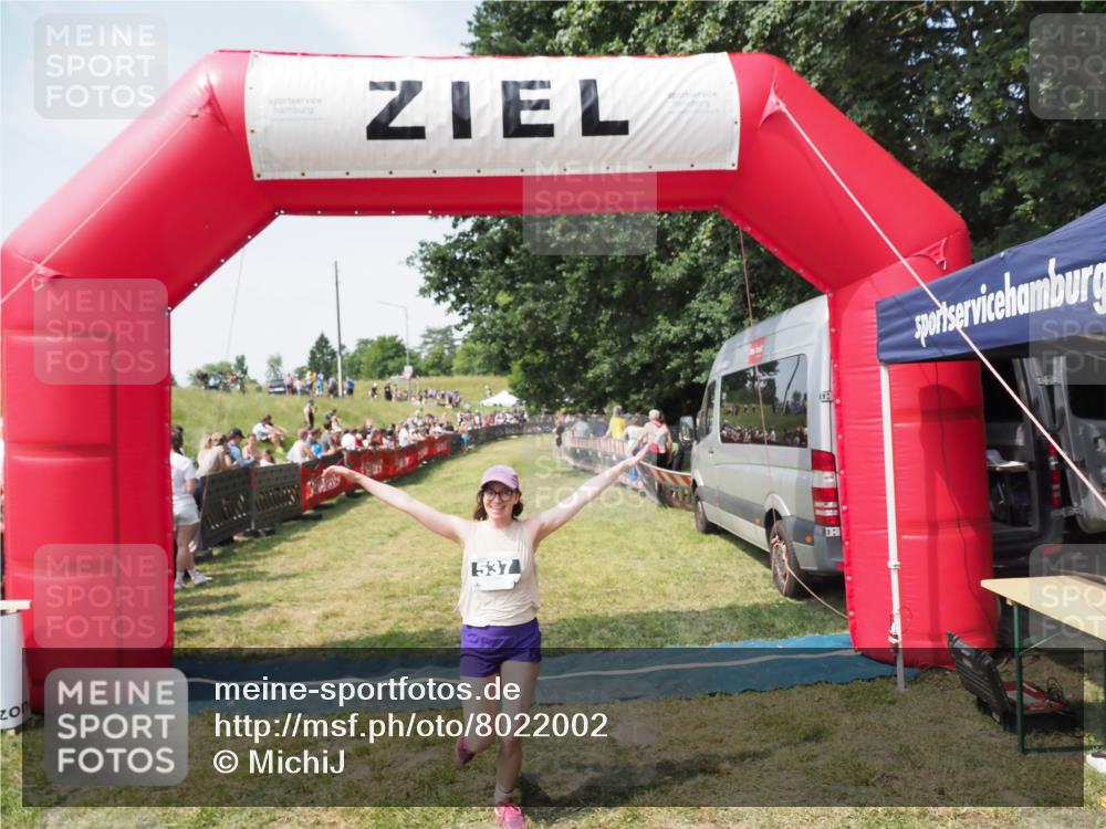 21.06.2025 - 27. Vierlanden-Triathlon MichiJ http://msf.ph/oto/8022002 15.06.2026 11:37:07 Ziel 537 meine-sportfotos.de