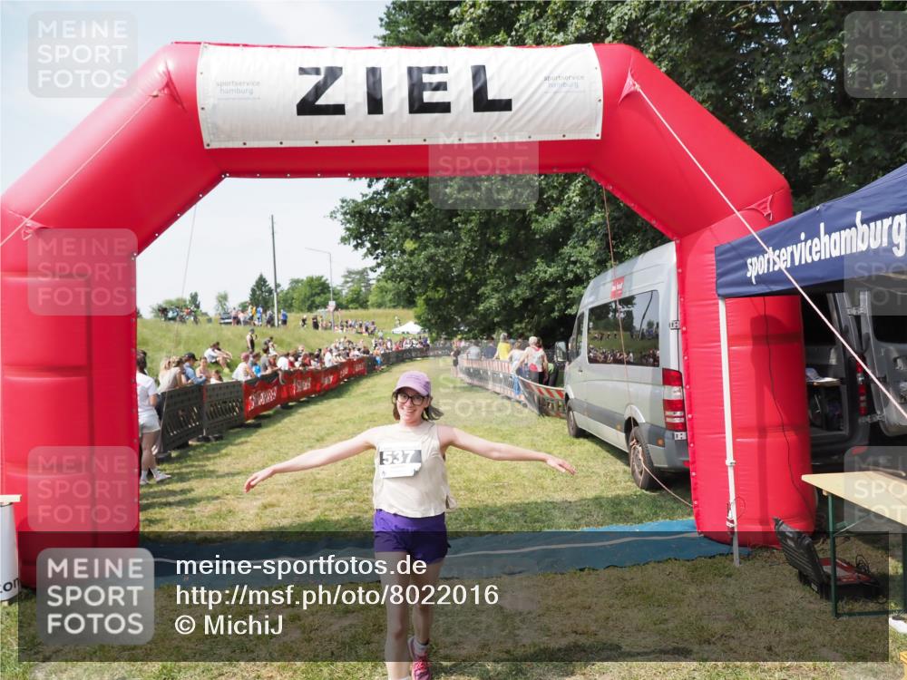 21.06.2025 - 27. Vierlanden-Triathlon MichiJ http://msf.ph/oto/8022016 15.06.2026 11:37:07 Ziel 537 meine-sportfotos.de