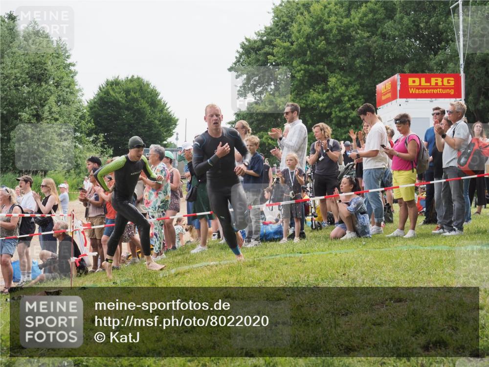 15.06.2025 - 27. Vierlanden-Triathlon KatJ http://msf.ph/oto/8022020 15.06.2025 10:54:38 Schwimmen 695, 715, 749 meine-sportfotos.de