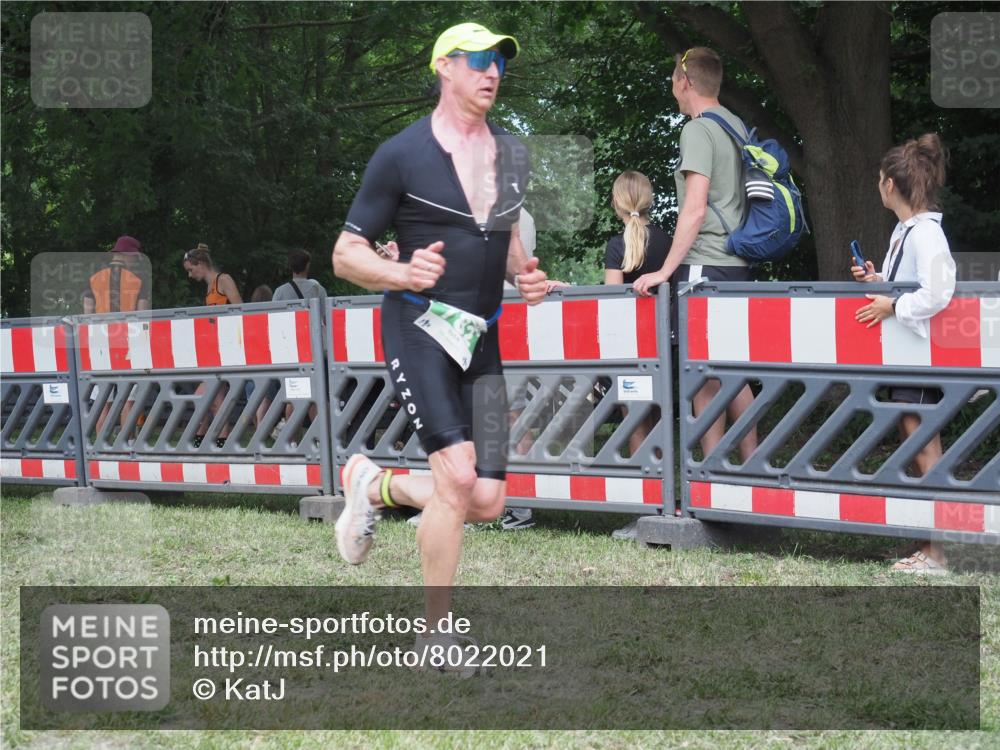 21.06.2025 - 27. Vierlanden-Triathlon KatJ http://msf.ph/oto/8022021 15.06.2025 13:21:10 Ziel 782 meine-sportfotos.de