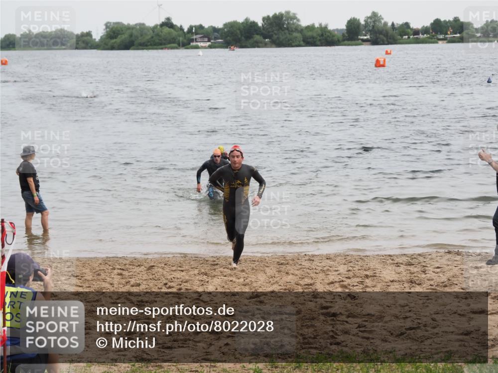 21.06.2025 - 27. Vierlanden-Triathlon MichiJ http://msf.ph/oto/8022028 15.06.2026 10:52:16 Schwimmen 652, 693, 759 meine-sportfotos.de