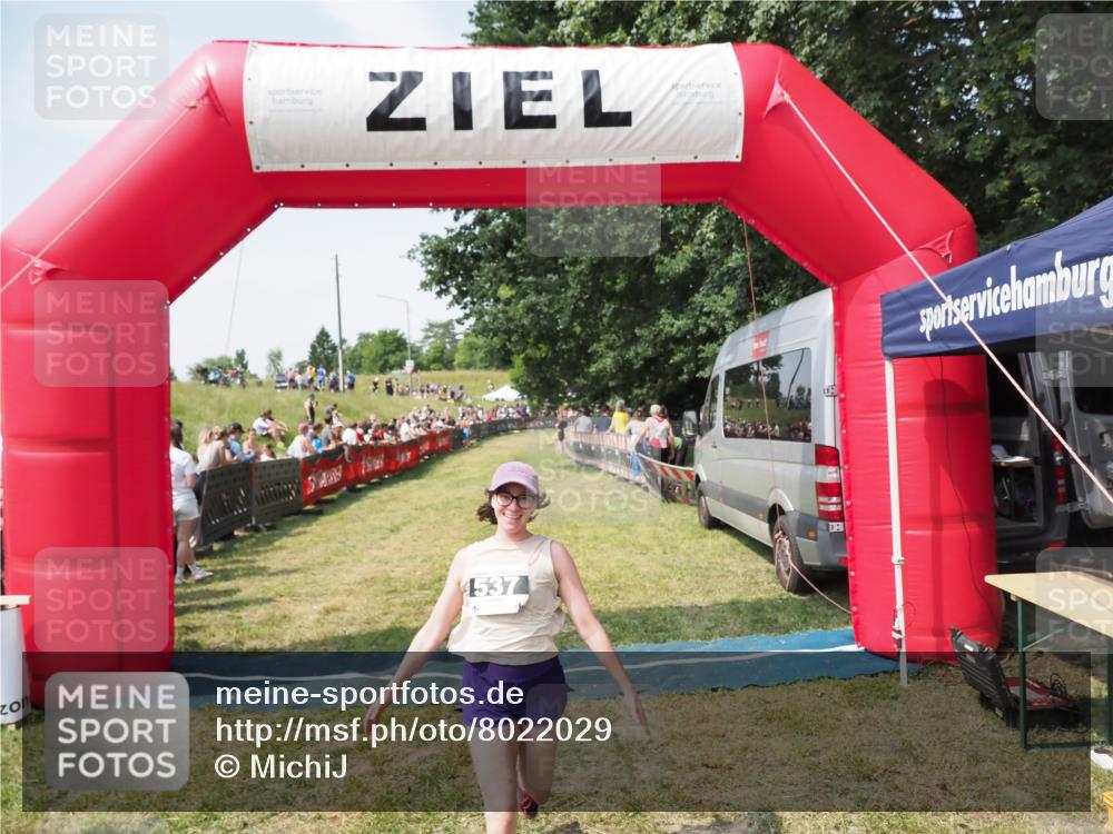 21.06.2025 - 27. Vierlanden-Triathlon MichiJ http://msf.ph/oto/8022029 15.06.2026 11:37:07 Ziel 537 meine-sportfotos.de