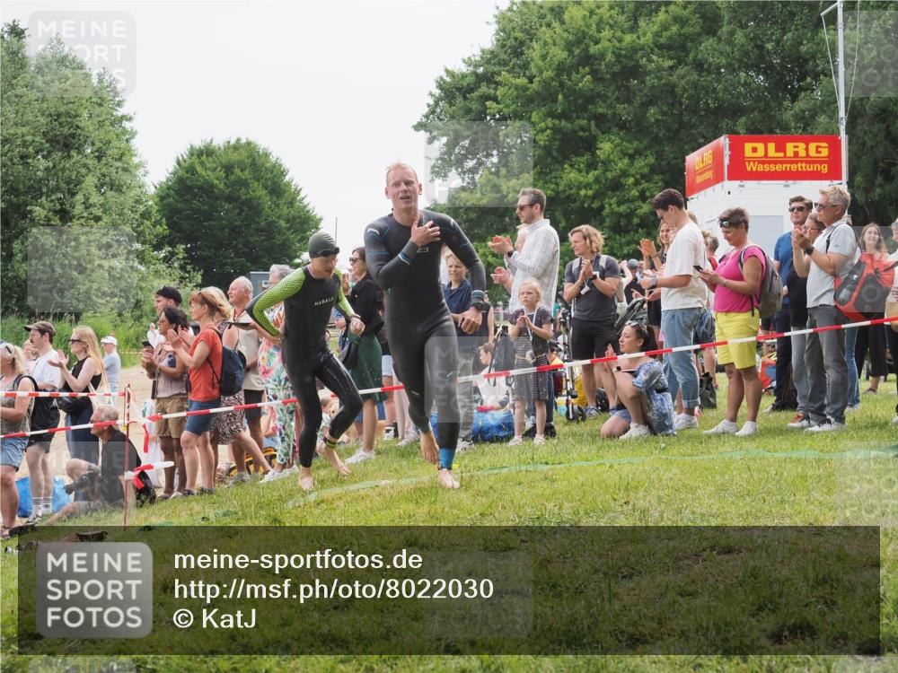 15.06.2025 - 27. Vierlanden-Triathlon KatJ http://msf.ph/oto/8022030 15.06.2025 10:54:38 Schwimmen 695, 715, 749 meine-sportfotos.de