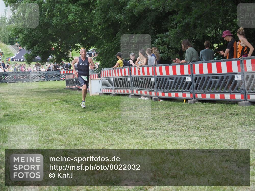 21.06.2025 - 27. Vierlanden-Triathlon KatJ http://msf.ph/oto/8022032 15.06.2025 13:21:20 Ziel 810 meine-sportfotos.de