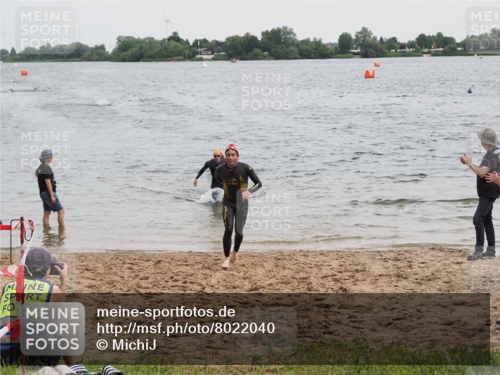 21.06.2025 - 27. Vierlanden-Triathlon MichiJ http://msf.ph/oto/8022040 15.06.2026 10:52:16 Schwimmen 652, 693, 759 meine-sportfotos.de