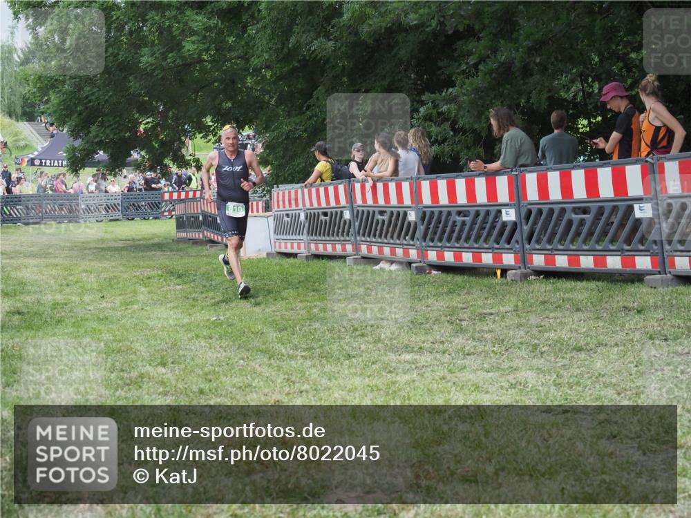 21.06.2025 - 27. Vierlanden-Triathlon KatJ http://msf.ph/oto/8022045 15.06.2025 13:21:20 Ziel 810 meine-sportfotos.de