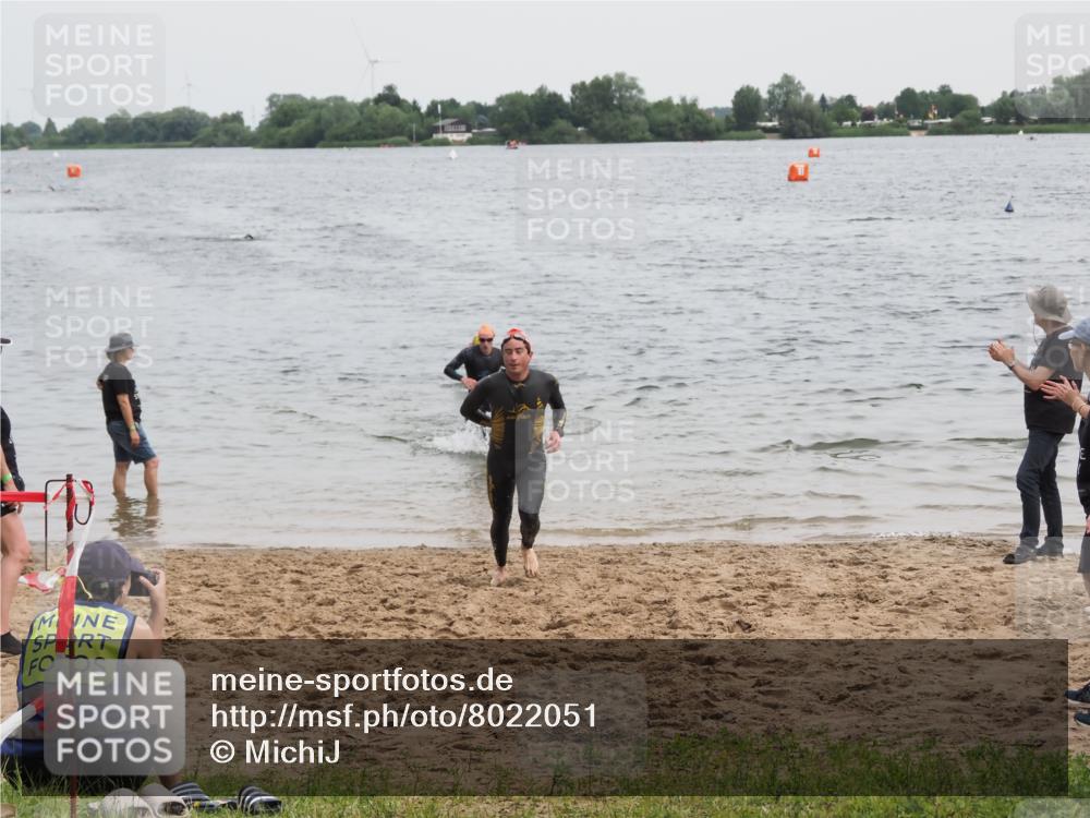 21.06.2025 - 27. Vierlanden-Triathlon MichiJ http://msf.ph/oto/8022051 15.06.2026 10:52:16 Schwimmen 652, 693, 759 meine-sportfotos.de