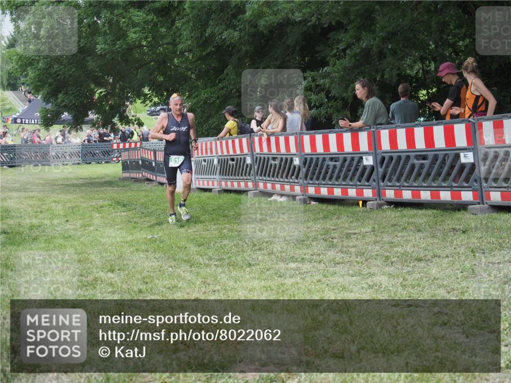 21.06.2025 - 27. Vierlanden-Triathlon KatJ http://msf.ph/oto/8022062 15.06.2025 13:21:20 Ziel 810 meine-sportfotos.de