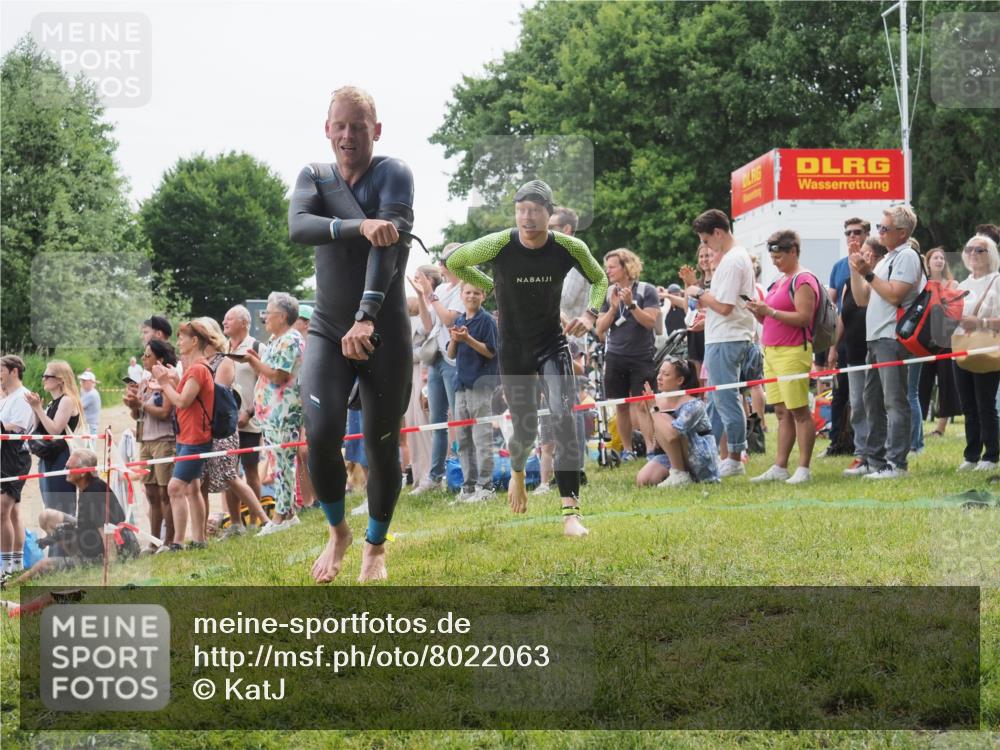 15.06.2025 - 27. Vierlanden-Triathlon KatJ http://msf.ph/oto/8022063 15.06.2025 10:54:39 Schwimmen 695, 715, 749 meine-sportfotos.de