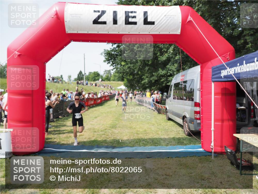 21.06.2025 - 27. Vierlanden-Triathlon MichiJ http://msf.ph/oto/8022065 15.06.2026 11:37:28 Ziel 586 meine-sportfotos.de