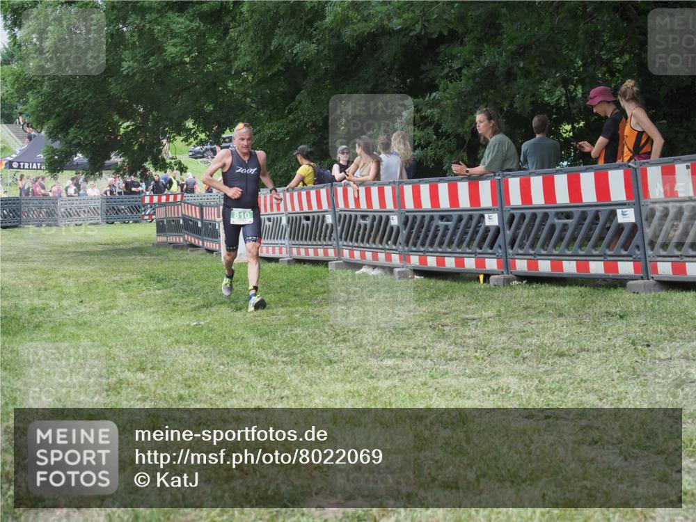 21.06.2025 - 27. Vierlanden-Triathlon KatJ http://msf.ph/oto/8022069 15.06.2025 13:21:20 Ziel 810 meine-sportfotos.de