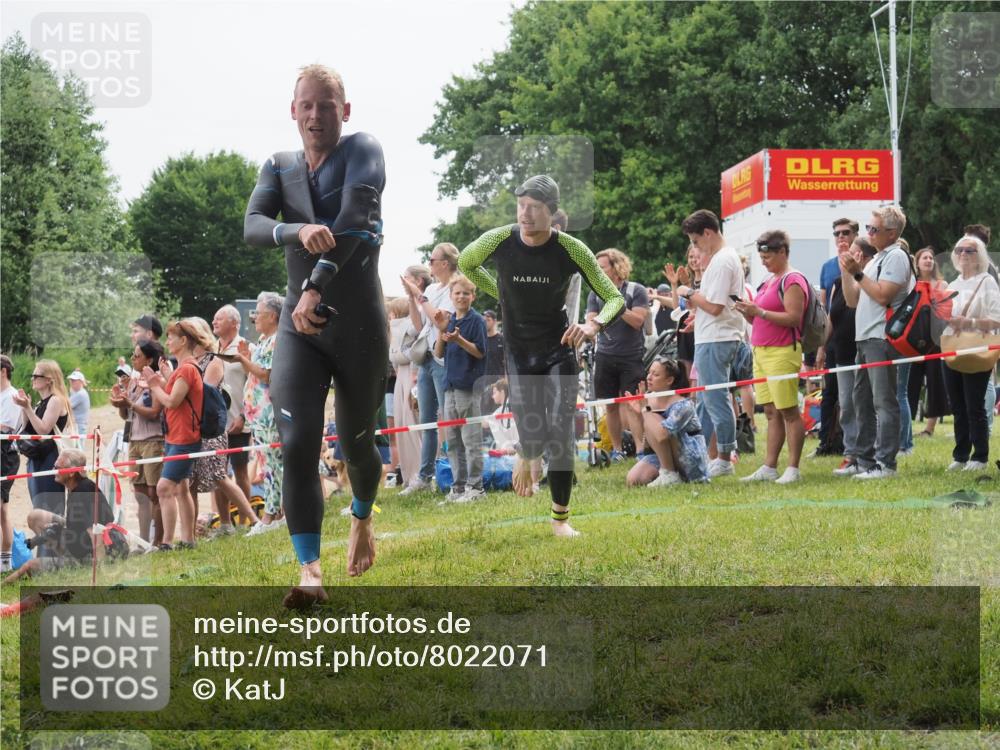 15.06.2025 - 27. Vierlanden-Triathlon KatJ http://msf.ph/oto/8022071 15.06.2025 10:54:39 Schwimmen 695, 715, 749 meine-sportfotos.de