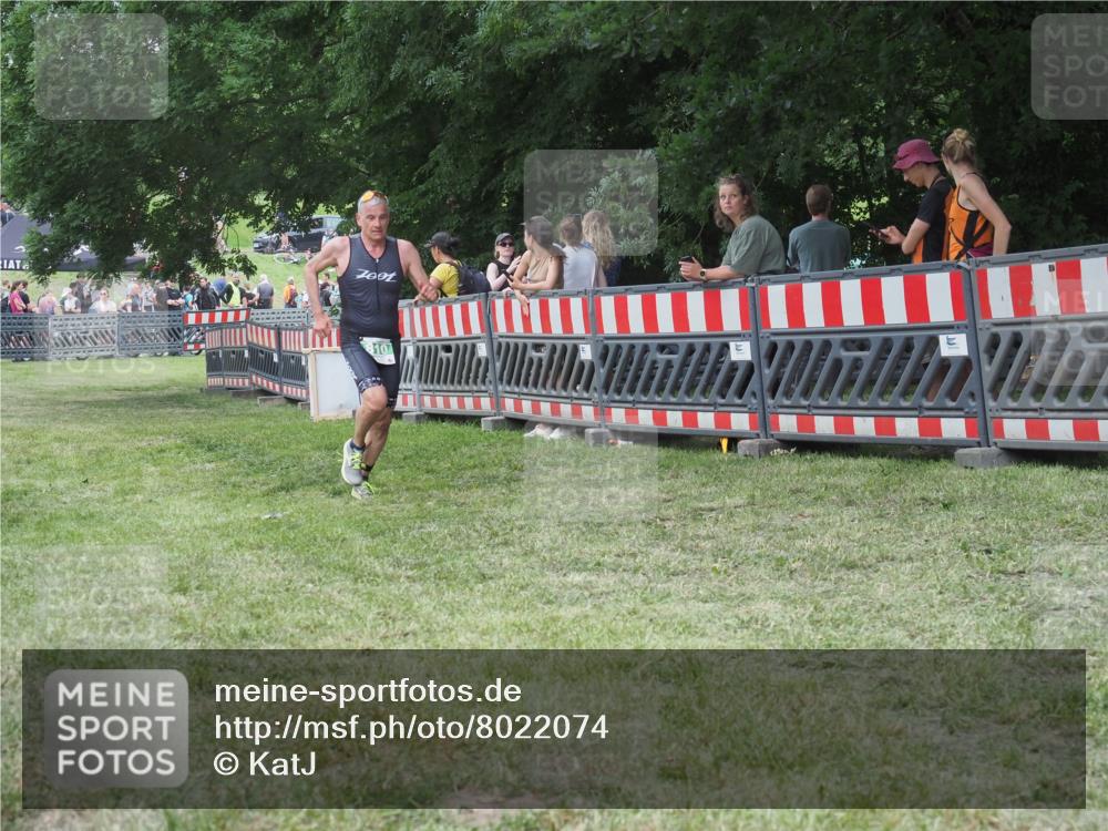 21.06.2025 - 27. Vierlanden-Triathlon KatJ http://msf.ph/oto/8022074 15.06.2025 13:21:21 Ziel 810 meine-sportfotos.de