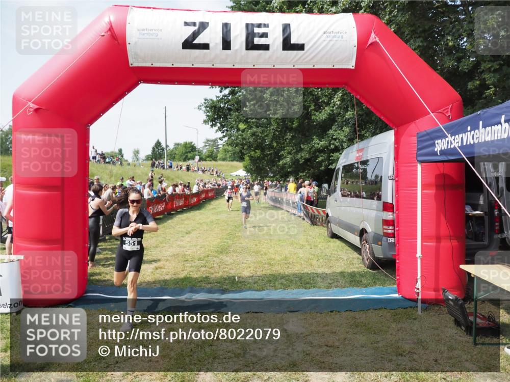 21.06.2025 - 27. Vierlanden-Triathlon MichiJ http://msf.ph/oto/8022079 15.06.2026 11:37:28 Ziel 586 meine-sportfotos.de