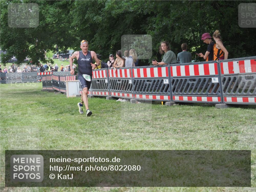 21.06.2025 - 27. Vierlanden-Triathlon KatJ http://msf.ph/oto/8022080 15.06.2025 13:21:21 Ziel 810 meine-sportfotos.de