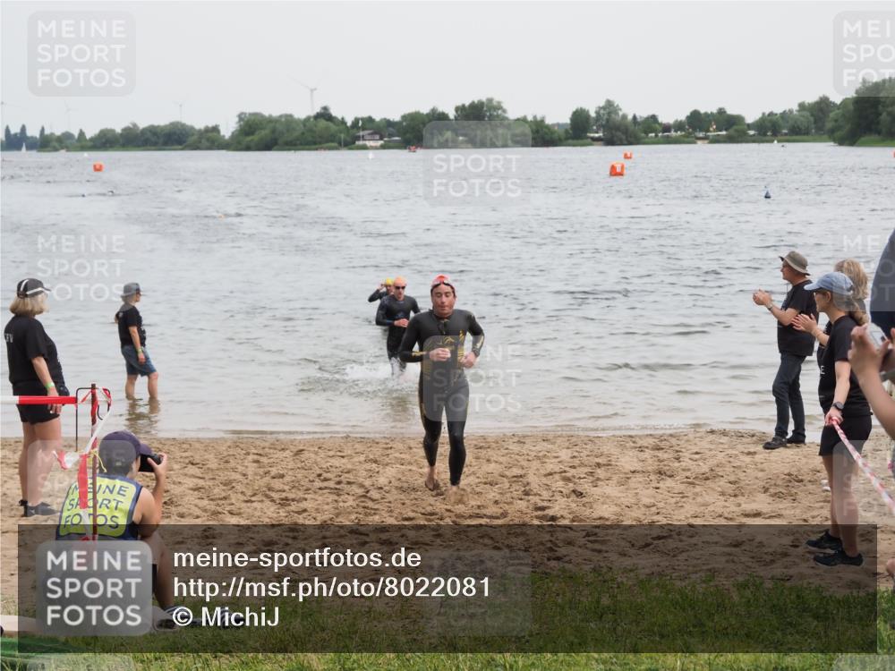 21.06.2025 - 27. Vierlanden-Triathlon MichiJ http://msf.ph/oto/8022081 15.06.2026 10:52:17 Schwimmen 652, 693, 759 meine-sportfotos.de